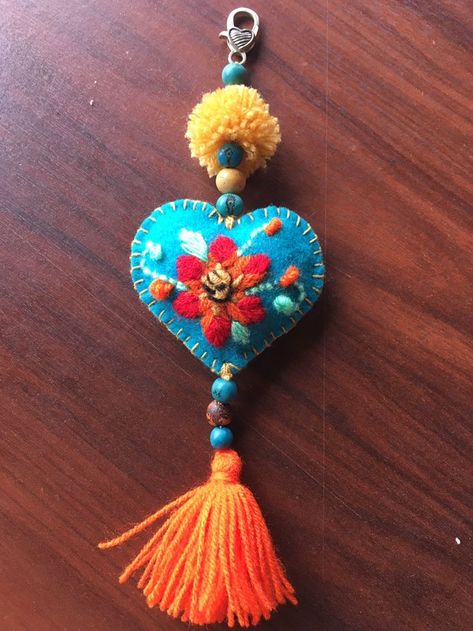 Mexican Paper Flowers, Mexican Folk Art Decor, Dia De Los Muertos Decorations Ideas, Mexican Christmas, Mexican Crafts, Felt Heart, Wool Projects, Fabric Ornaments, Diy Keychain