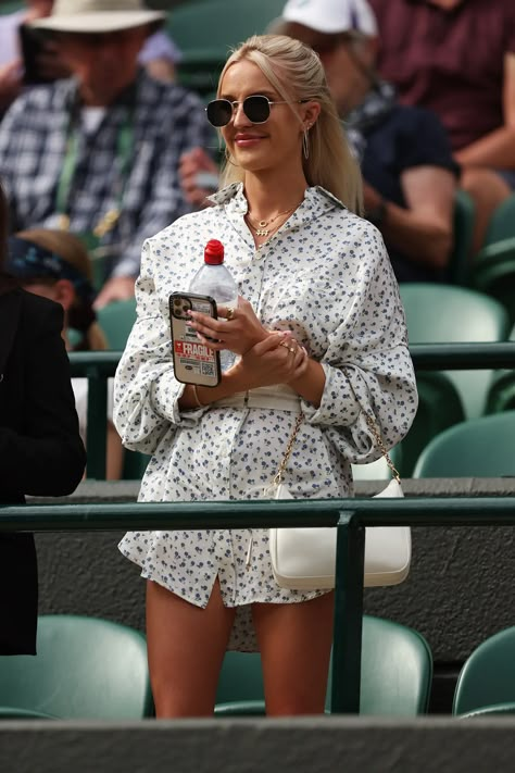 Tennis Watching Outfit, Watching Tennis Outfit, Tennis Tournament Outfit Ideas, Tennis Match Aesthetic, Indian Wells Tennis Outfits, Us Open Outfit Tennis New York, Tennis Match Outfit Spectator, Us Open Outfit Tennis Spectator, Tennis Tournament Outfit