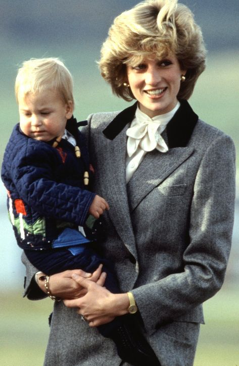 The Sweetest Photos Of Princess Diana That You've Never Seen Before | HuffPost Life Diana Son, Diana Williams, Prins William, Princesa Real, Prince And Princess Of Wales, Princess Diana Fashion, Princess Diana Family, Princess Coat, Baby Prince