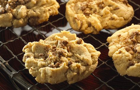 Try this HEATH Bits Peanut Butter Cookies recipe, made with HERSHEY'S products. Enjoyable baking recipes from HERSHEY'S Kitchens. Bake today. Chic Filet, Heath Cookies, Toffee Cookie Recipe, Chewy Toffee, Toffee Cookies, Butter Toffee, Cookies Brownies, Recipes Chocolate, Toffee Bits