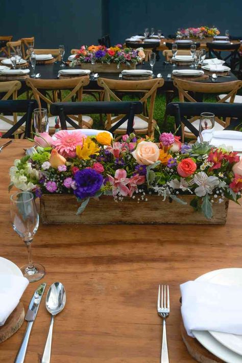 45 centros de mesa para boda sencillos... ¡y encantadores! - bodas.com.mx Western Wedding Centerpieces, Mexican Style Wedding, Green Community, Mexican Themed Weddings, Mexican Party Decorations, Garden Globes, Mexican Party Theme, Aesthetic Garden, Tea Party Bridal Shower