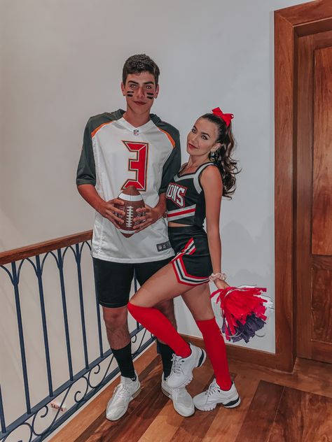 Football Player And Cheerleader Couple Costume, Sports Costume Ideas, Carnaval Outfit, Cute Couples Costumes, Carnaval Costume, Matching Halloween Costumes, Greek Goddess Costume, Couples Halloween Outfits, Cute Couple Halloween Costumes