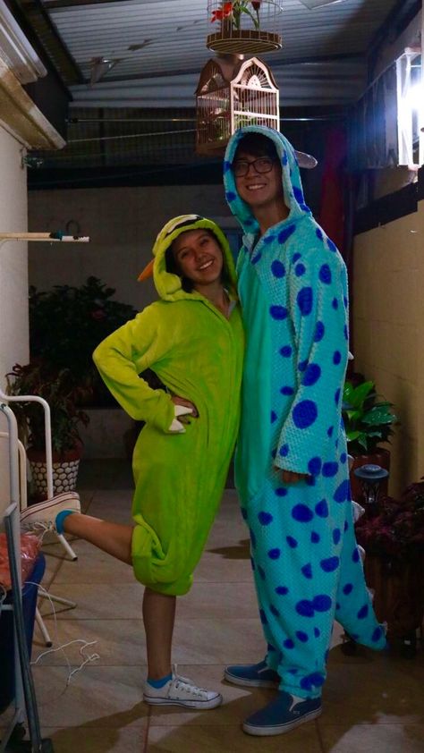 Disfraz en parejas (mameluco) Mike y Sully (Monster Inc)🖤 Monsters Inc Halloween Costumes, Badass Halloween Costumes, Easy Couple Halloween Costumes, Twin Costumes, Cute Couples Costumes, Halloween Parejas, Diy Couples Costumes, Cute Group Halloween Costumes, Bff Halloween Costumes