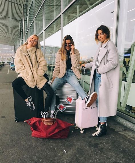 Best Friend Fotos, Bff Pics, Fashion Travel Outfit, Airport Pictures, Airport Outfits, Skandinavian Fashion, Best Friend Photos, Bff Goals, Bestie Goals