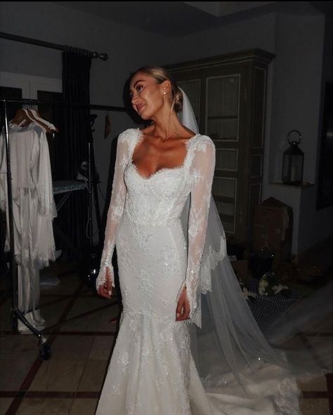 Sleeved Mermaid Wedding Dress, Long Sleeve Lace Wedding Dress With Veil, Long Sleeve Wedding Dress Low Back, Wedding Bridal Hairstyles With Veil, Long Vail Wedding Dresses, Wedding Dress Flare Sleeves, Wedding Dresses Embellished, Haley Bieber Wedding Dress, Tight Wedding Dress With Sleeves