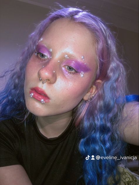 Alien Girl Aesthetic, Ethereal Alien, Alien Makeup, Dream Makeup, Space Princess, Alien Girl, Fairy Makeup, Doll Makeup, School Makeup