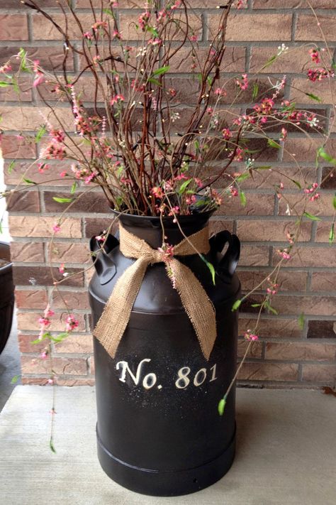 de Decorate old milk can Porch Planter Ideas, Milk Can Decor, Old Milk Cans, Spring Planter, Spring Porch Decor, Planter Project, Porch Planters, Primitive Homes, Casa Country