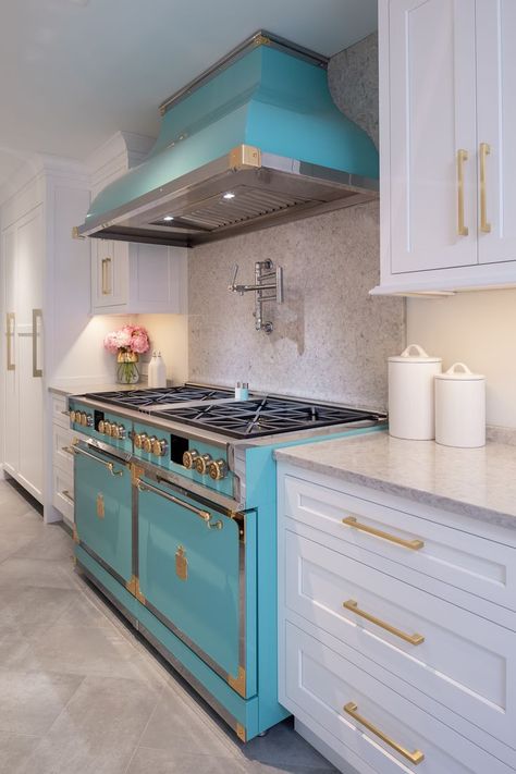 Tiffany Blue Kitchen, Range And Hood, Officine Gullo, White Kitchen Inspiration, Turquoise Kitchen, Blue Kitchen Decor, Blue Kitchen Cabinets, Kitchen Colour Schemes, Blue Cabinets