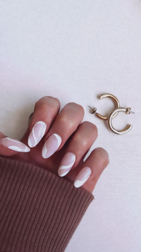 Milky White Nails With Abstract Design, Milky White Nails With Lines, Nails With Milky White Base, Pink And White Swirl Nails, Winter Dip Nails, Nail Art Trendy, Coffin Nail Art, White Nails With Gold, Nail Polish Jewelry