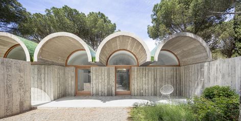 Gallery of Concrete Barrel Vaults Applied in 10 Projects of Contemporary Architecture - 2 One Storey House, Housing Ideas, Roof Architecture, Concrete Roof, Green Tile, Architecture Photo, Structural Engineering, Bath House, Concrete Wall