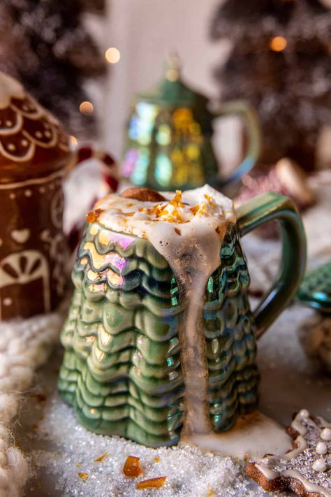 Gingerbread Chai Brûlée Latte. Espresso Coffee Recipes, Oatmeal Lace Cookies, Christmas Beverages, Coconut Hot Chocolate, Half Baked Harvest Recipes, Frappe Recipe, Holiday Roasts, Lace Cookies, Hey Bartender