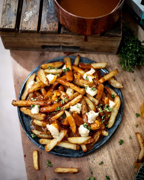 Vegan Poutine #poutine #vegan Vegan Poutine, Avant Garde Vegan, Gaz Oakley, Poutine Recipe, Crispy Chips, Vegan Junk Food, Cheese Stuffed Peppers, Vegan Potato, Food Party