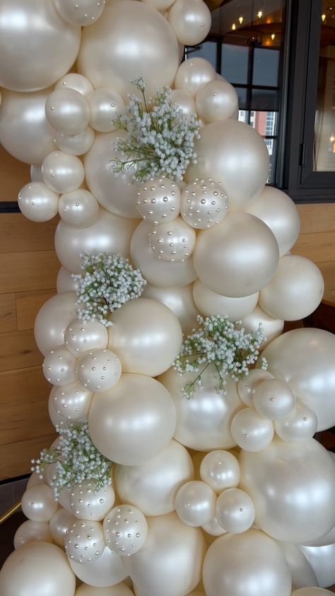 M&K EVENTS | Bride to be 🤍 #M&KEvents #bridetobe #bride #chicago #chicagoballoons #chicagoballoon #chicagoballoon #bridetobe #balloons #luxuryballoons … | Instagram Balloon Installation Wedding, Vintage Pearl Wedding Decor, Wedding Balloons With Flowers, Balloon For Wedding, Wedding Balloon Display, Rehearsal Dinner Balloons, Sophisticated Balloon Decor, Cute Event Ideas, Balloon Arch Inspiration