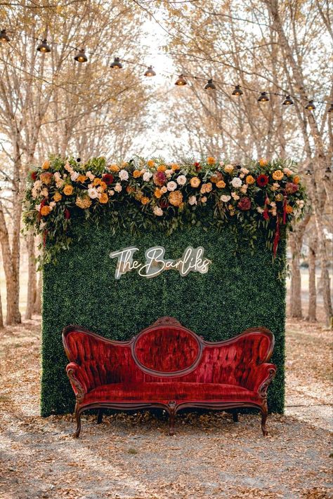 Outside Wedding Photo Booth, Vintage Back Drop Ideas, Vintage Couch At Wedding, Wedding Photo Booth Outdoor, Outdoor Wedding Photo Backdrop Ideas, Boho Wedding Photo Wall, Couch Photo Booth Wedding, Couch Photo Op Wedding, Permanent Photo Backdrop