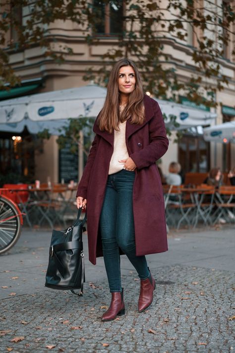 Burgundy Booties Outfit, Maroon Ankle Boots, Bordeaux Outfit, Ankle Boots Outfit, Burgundy Coat, 2020 Street Style, Semi Formal Outfit, Boots Outfit Ankle, Booties Outfit