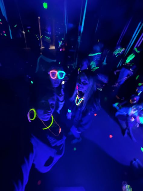 #glowsticks #fun #party #girls #summer Skyzone Glow Night, Glow Stick Party Aesthetic, Glowstick Party Aesthetic, Glow Stick Birthday Party, Glow Stick Dance Party, Glowsticks In Pool, Glowstick Aesthetic, Neon House Party, Glowsticks Party