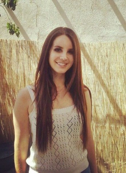 Lana del Rey. Ayer apreciamos la hermosura de la luna juntos. ♥ Cherry cambiaste mi rumbo, sacudiste mis galaxias y ahora no se en que parte del universo estoy. I know the love. Lana Del Rey Long Hair, Lana Del Rey Straight Hair, Lana Del Rey No Makeup, Lana Del Rey Love, Lana Rey, Lizzy Grant, Elizabeth Grant, Lana Del Ray, Hair Straight