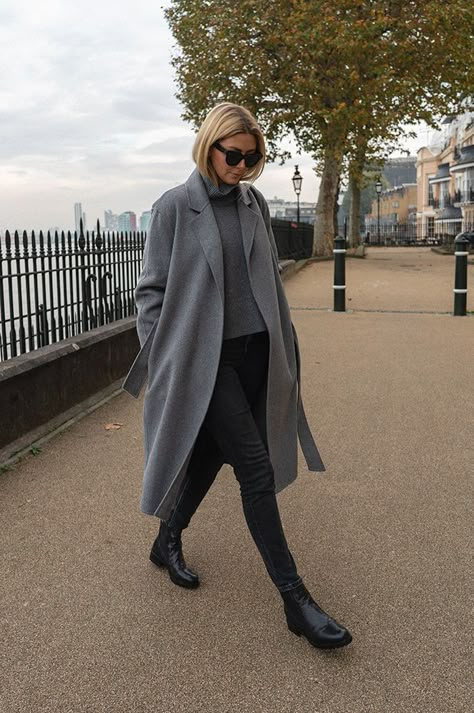 Emma Hill style. Grey wool wrap coat, grey high neck jumper, washed black jeans, chunky flat chelsea boots, Céline Baby Audrey sunglasses, chic casual outfit for Autumn Winter Grey Coat Outfit Winter, Grey Coat Outfit, Wool Coat Outfit, Moda Over 40, Chelsea Boots Outfit, Winter Coat Outfits, Mode Mantel, Gray Wool Coat, Neue Outfits