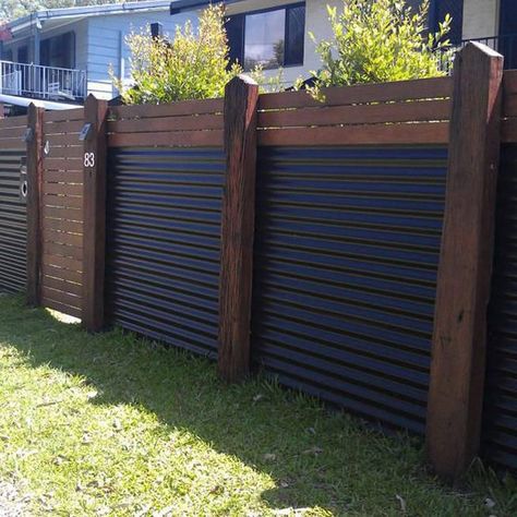 Cheap Privacy Fence, Corrugated Metal Fence, Yard Privacy, Diy Privacy Fence, Modern Fence Design, Modern Front Yard, Privacy Fence Designs, Cheap Fence, Cheap Backyard