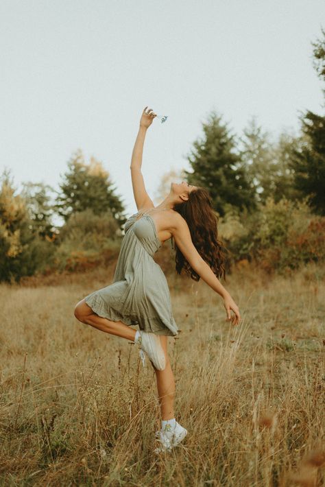 Nature Park Photoshoot, Dance Pictures Outside, Dancer Senior Photos, Nature Dance Photoshoot, Senior Picture Ideas For Dancers, Outdoor Dance Photos, Outdoor Dance Photoshoot, Dance Photoshoot Ideas Creative, Dancer Graduation Pictures