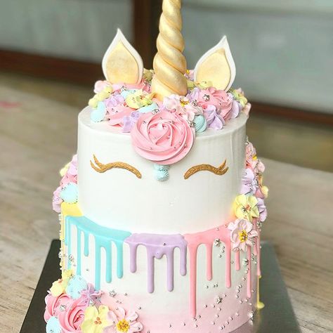 Unicorn Buttercream, Igloo Cake, Unicorn Cake Design, Easy Unicorn Cake, Unicorn Birthday Party Cake, Unicorn Desserts, Birthday Snacks, Unicorn Themed Birthday Party, Frozen Birthday Cake