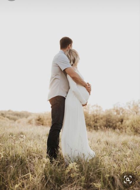 Maternity Shoot Inspo Outdoors, Maternity Mother Photography, Modern Boho Maternity Shoot, Maternity Photography October, Maternity Photo Shoot Field, Fall Maternity Photos Couple, Maternity Pictures Poses Couple, Maternity Photoshoot Inspiration, November Maternity Photos