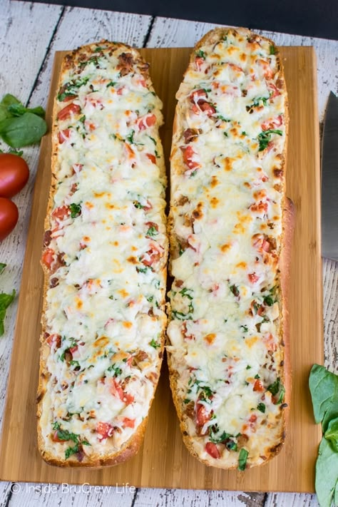 BLT Chicken Alfredo French Bread Pizza - easy 20 minute dinner recipe Blt Chicken, Pizza Easy, Alfredo Pizza, Great Dinner Recipes, Bread Sandwich, French Bread Recipe, French Bread Pizza, Pizza Ingredients, Bread Pizza