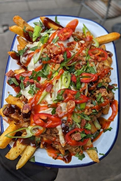 Loaded Fries Aesthetic, Pulled Pork Loaded Fries, Dirty Fries Recipes, Friday Night Dinner Recipes, Loaded Fries Ideas, Bbq Fries, Aruba Food, Loaded Fries Recipe, Dirty Fries