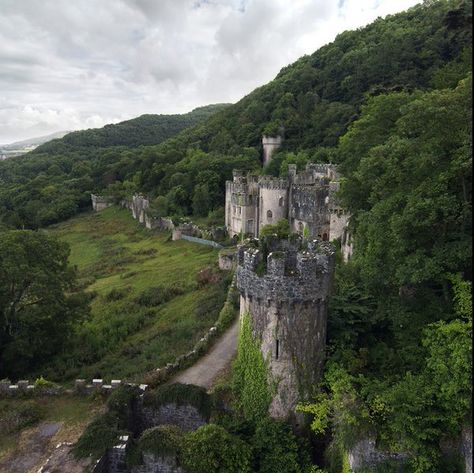 Welsh Castles, Castles In Wales, Castles Of The World, Castle Mansion, Castle Aesthetic, Wales Travel, European Castles, Chateau France, Snowdonia