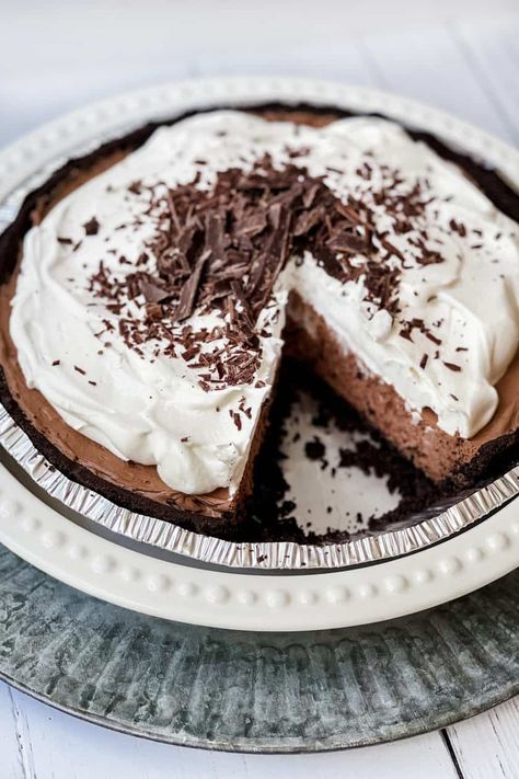 This no-bake, 3 ingredient chocolate pie is the easiest pie recipe you will ever make. Creamy, chocolaty, and seriously delicious. It takes mere minutes to make, plus chilling time. Which makes this chocolate pie a perfect make-ahead dessert for warm summer days, or simply when you need a quick and easy treat. Butter Board, Chocolate Pie Recipes, Holiday Desserts Table, Cream Pies, Chocolate Crust, Easy Pie Recipes, Chocolate Cream Pie, Oreo Crust, Yeast Rolls