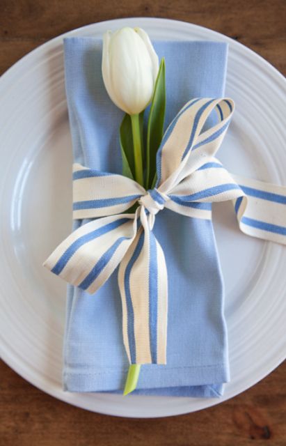 Beautifully Simple Easter Tablescapes Easter Place Settings, Tafel Decor, Easter Table Settings, Easter Tablescapes, Spring Table, Easter Table Decorations, Easter Dinner, Easter Time, Easter Brunch