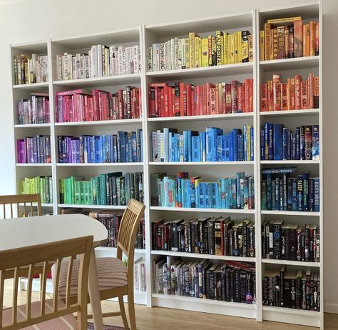 Rainbow Bookshelf Aesthetic, Color Organized Bookshelf, Color Coded Bookshelf, Bookshelf Bedroom Ideas, Bookshelves Organizing, Bedroom With Books, Rainbow Bookshelf, Bookshelf Inspo, Brownstone Homes