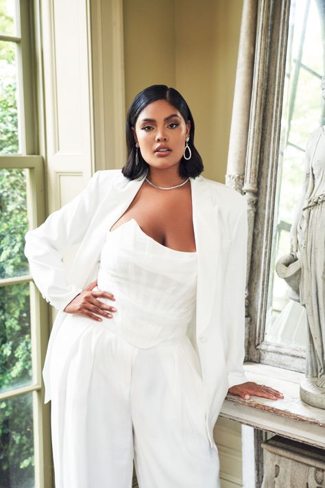 Curvy Bride Dress, Plus Size Wedding Outfits, Wedding Suits For Bride, Engagement Party Outfit, Bride Suit, Vintage Ball Gowns, Plus Size Bridal, Plus Size Brides, Cape Wedding Dress