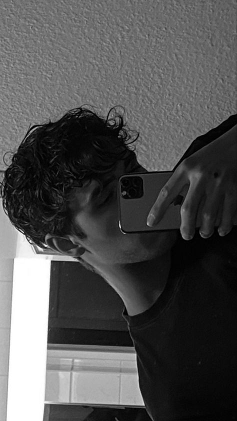 Miles Fuchs, Mirror Selfie Poses Face, Tinder Pictures, Guy Selfies, Spiegel Selfie, Surfer Boys, Selfie Photography, Insta Bio, Face Aesthetic