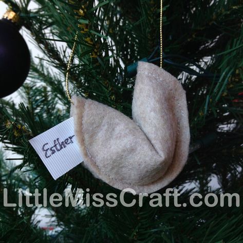 Felt Fortune Cookie Ornament Sewing Felt, Christmas Lights Garland, Cookie Christmas, Craft Craft, Ornament Cookies, Ornament Diy, Paper Flower Crafts, Felt Ornament, Ideas Craft