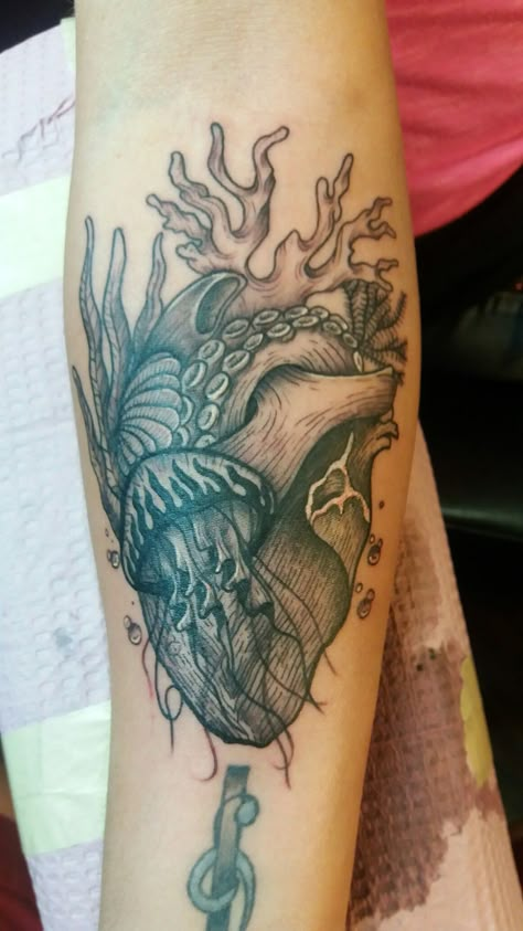 Ocean heart ❤ Ocean Tattoo Cover Up, Marine Life Half Sleeve Tattoo, Ocean Animals Tattoo Sleeve, Ocean Filler Tattoo Ideas, Ocean Rib Tattoo, Marine Tatoos, Ocean Heart Tattoo, Ocean Arm Tattoo, Ocean Tattoos Men