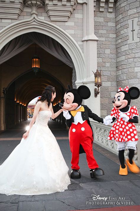 fan disney wedding photos Disneyland Wedding, Marriage Photography, Disney Wedding Theme, Disney Fairy Tale Weddings, Disney Fairy, Wedding Inspired, Disney Fan, Fairy Tale Wedding, Mickey And Minnie