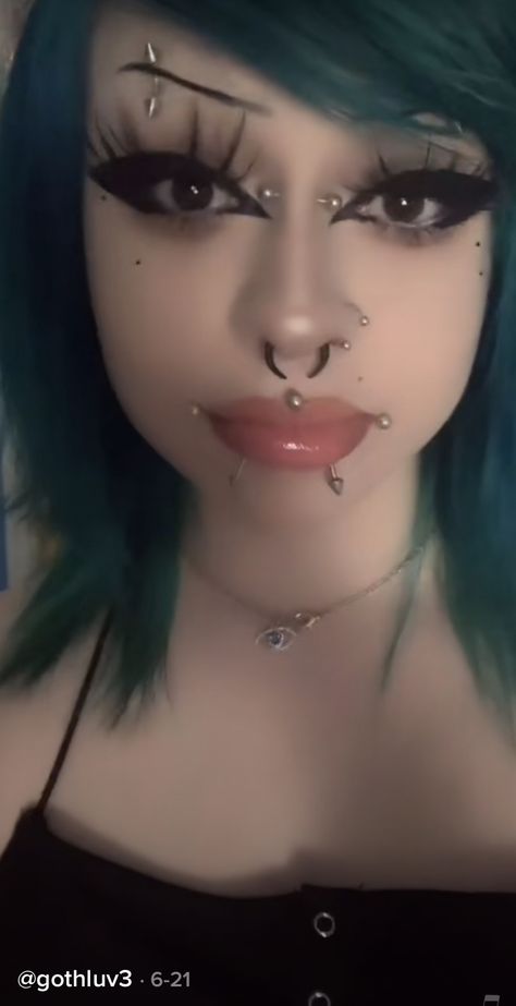 Small Stretched Septum, Goth Septum Piercing, Grungy Makeup, Dark Makeup Looks, Scene Makeup, Punk Makeup, Alt Makeup, Casual Makeup, Alternative Makeup