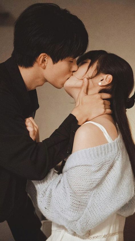 Wallpapers Korean, Zhang Miao Yi, Kissing Poses, Love Wallpapers, People Kissing, Korean Couple Photoshoot, Hilarious Tweets, Couple Poses Reference, People Poses