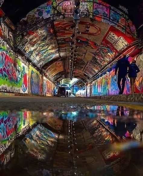 Tunnel graffiti in London Graffiti Tunnel, Leake Street, Waterloo Station, Street Art Utopia, Graffiti Photography, Colorful Murals, Street Graffiti, Street Art Graffiti, Land Art