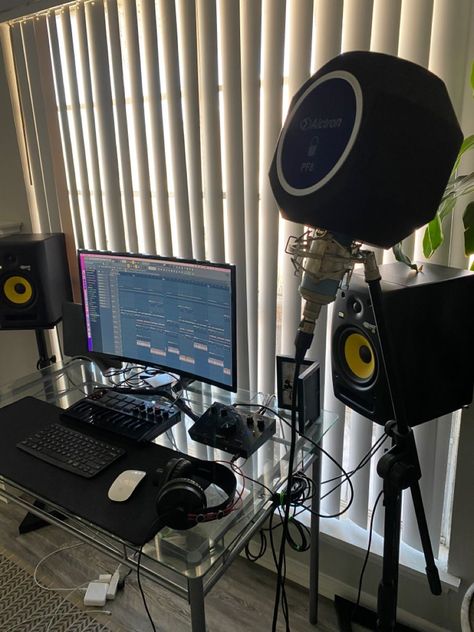 Home studio Rap Studio Room, Studio Astetic, Fl Studio Aesthetic, Home Studio Music Ideas, Rap Studio, Music Studio Aesthetic, Home Recording Studio Setup, Recording Studio Setup, Studio Aesthetic