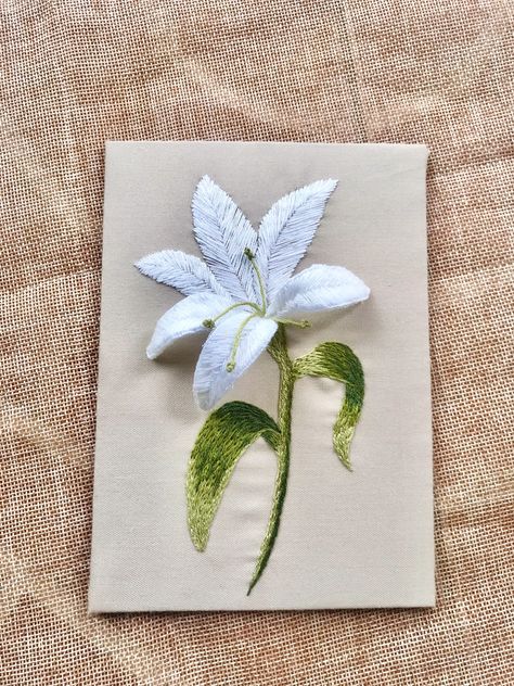 Embroidered Calla Lily, White Lily Embroidery, Lily Flower Embroidery, Christmas Beanies, Embroidered Lily, Lily Embroidery, Stump Work, Lilly Flower, Embroidery 3d