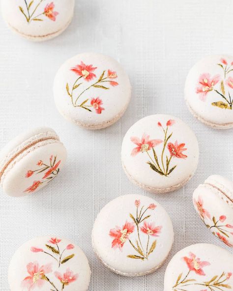 Macarons With Flowers, Wedding Shower Macarons, Hand Painted Macarons, Wildflower Macarons, Paint Macarons, Floral Macarons, Macaron Painting, Flower Macarons, Pretty Macarons