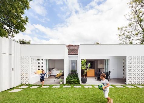 Breeze Block Wall, Block House, Red Brick House, Eva Marie, Mid Century Architecture, Timber Deck, Block Wall, Architect House, Concrete Decor