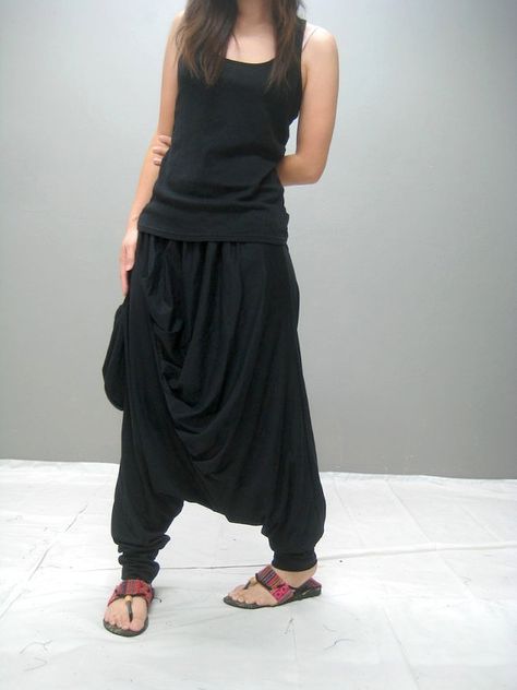 Harem Pants Outfit Boho, Harem Pants Outfit, Black Harem Pants, Outfit Boho, Boho Mode, Harem Pant, Salwar Kamiz, Yohji Yamamoto, Dark Fashion