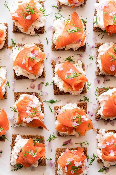 Cold Party Appetizers, Smoked Salmon Canapes, Salmon Canapes, Breaded Salmon, Herb Cream Cheese, Garnish Ideas, Smoked Salmon Appetizer, Smoked Salmon Cream Cheese, Salmon Appetizer