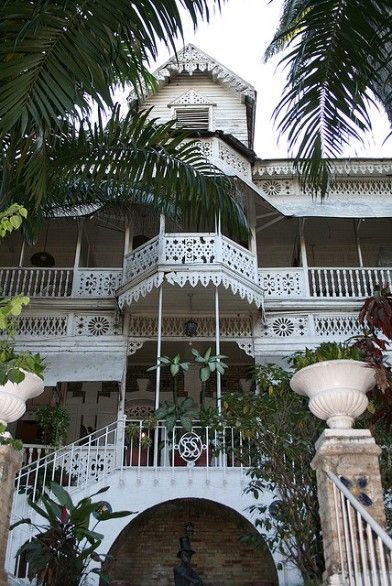 A Gingerbread House in Port-au-Prince, Haiti by the World Monument Funds Haitian Design, Caribbean Aesthetics, Haitian Architecture, Havanna Cuba, Case Creole, Architecture Unique, Colonial Mansion, Haitian Art, Caribbean Style