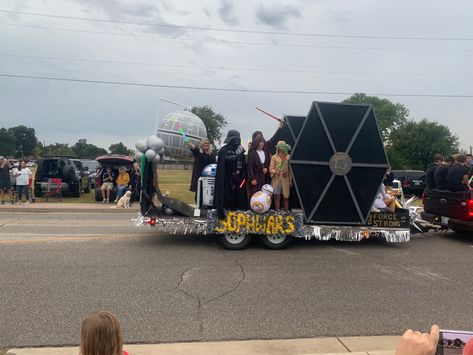 Star Wars Parade Float Ideas, Star Wars Float Parade, Float Ideas For Parade Homecoming, High School Parade Floats Homecoming, Float Designs Parade, Carnival Floats, Homecoming Floats, Parade Float, Spirit Week