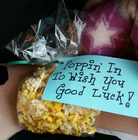 2014 Volleyball team snacks popcorn Poppin' in to wish you good luck Big Buddy Little Buddy Gifts, Band Snacks, Volleyball Goodie Bag Ideas, Team Spirit Ideas, Volleyball Treats, Volleyball Snacks, Cheer Treats, Basketball Treats, Team Treats