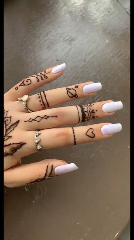 Small Henna Finger Designs, Finger Tattoos Mehndi, Finger Drawing Tattoo, Henna Tattoo Designs On Fingers, Small Finger Mehndi Designs, Finger Mehendi Tattoo, Small Tattoo Mehendi Design, Hena Cute Design, Henna Designs Cute Small Tattoos